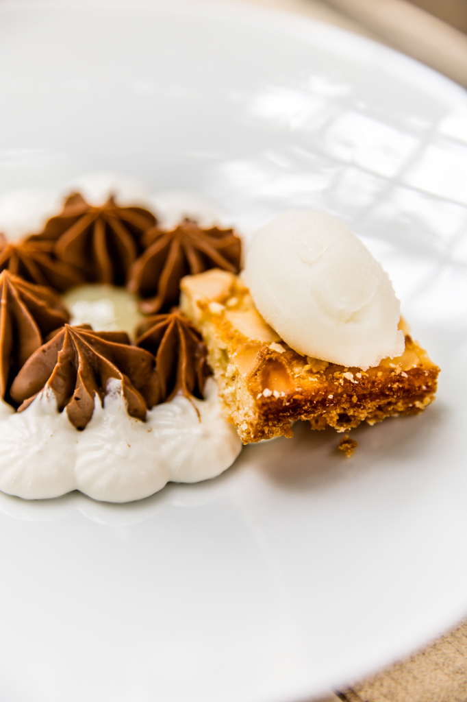 un dessert au chocolat et à la tonka par le restaurant le Marronnier